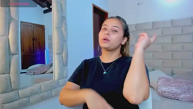 MikaelaStone Chat XXX live
