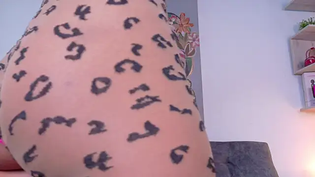 Chat +18 de taty_miller ao vivo