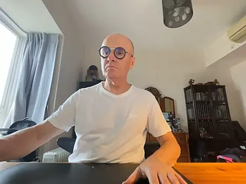 TKSnoopy7 Show in webcam