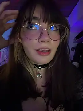 XXX chat uživo modela QueenOfBeherits