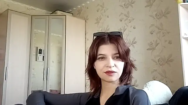 Show modela LowkeyIndigo na web-kameri