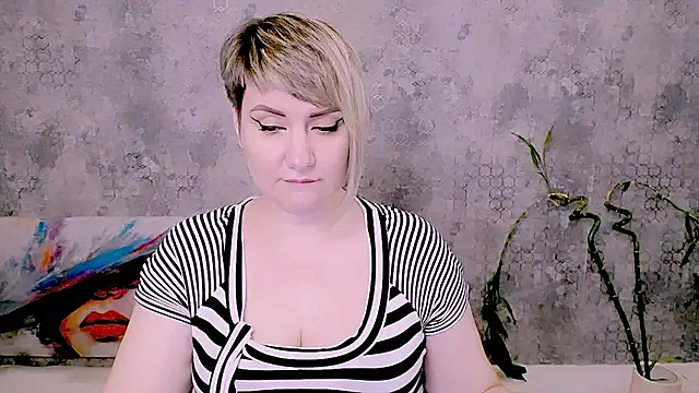 Djullia Chat XXX live
