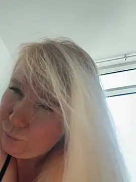 Chat +18 de EmmaInLove23 ao vivo