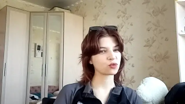 Show modela LowkeyIndigo na web-kameri