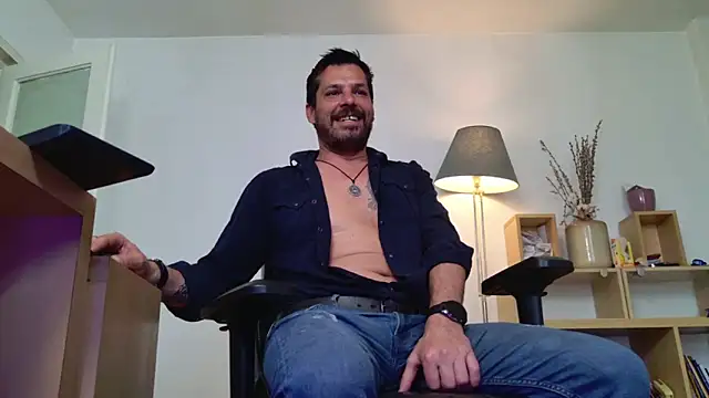 ChrisKox: διαδικτυακό σόου στην κάμερα