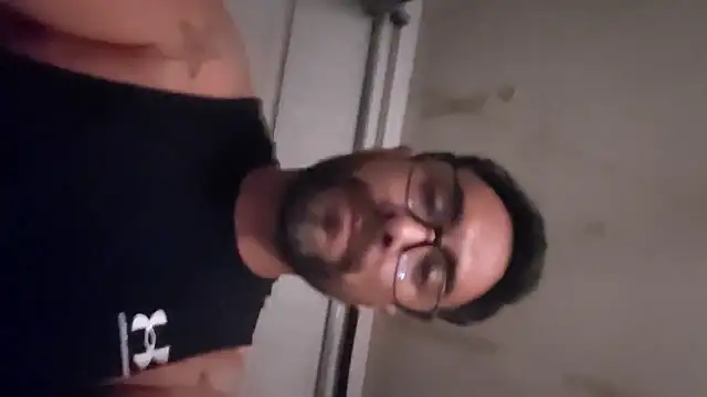 Forbidden_daddy: διαδικτυακό σόου στην κάμερα