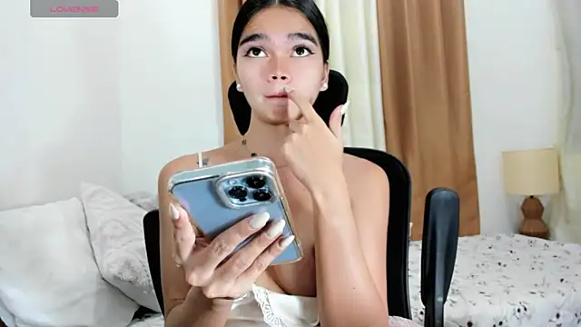 kendall_petite18 Webcam Show