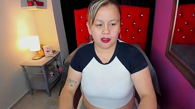 ScarletBigTitties' Live XXX Chat