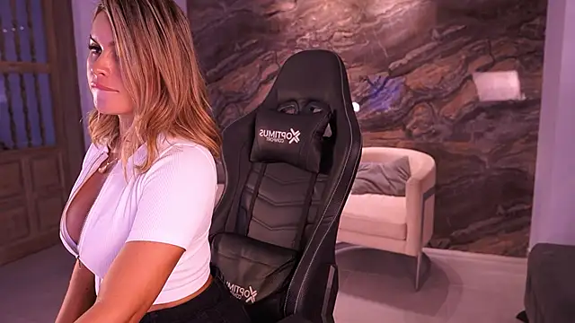XXX chat uživo modela KylaMorrison