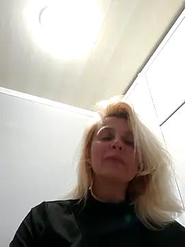 Show modela MiaLove183 na web-kameri