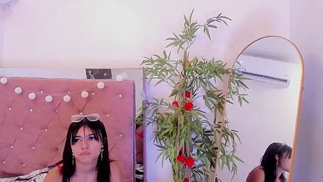 Alaia2 live XXX chat