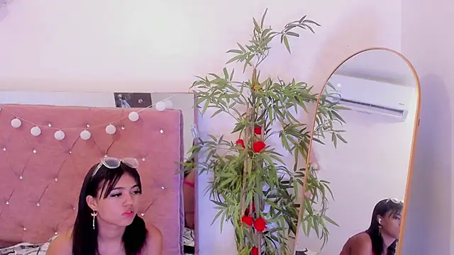 Alaia2's Live XXX Chat