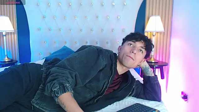 Aiden_Rivers_ Adlı Modelin Canlı XXX Sohbeti