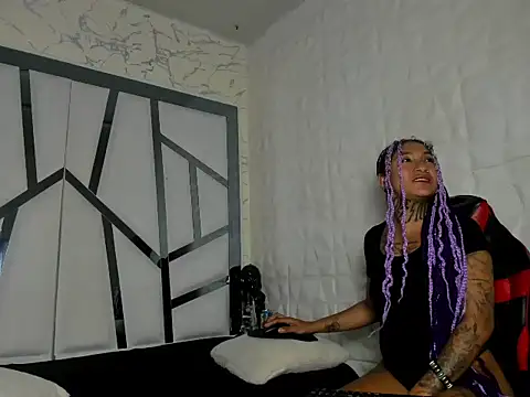 WhipAndDesireRs' Live XXX Chat