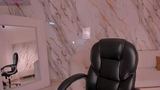 NatalieLewis' Live XXX Chat