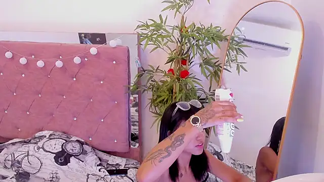 Alaia2's Live XXX Chat