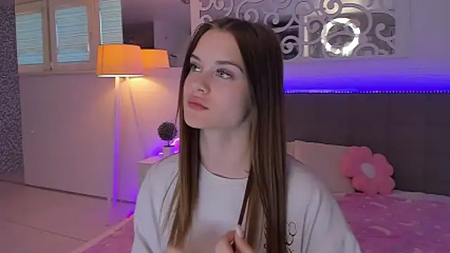 LuisaClover Adlı Modelin Canlı XXX Sohbeti