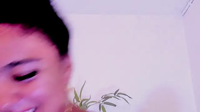 Alaia2 live XXX chat