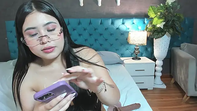 LunnaMoretti live XXX chat