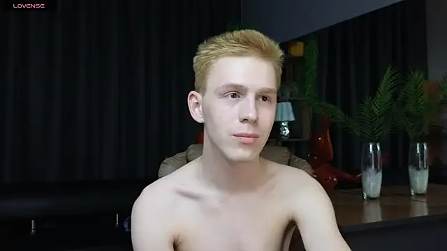 Show modela Tommy_CrashXXX na web-kameri