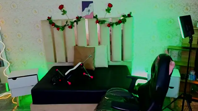 kaelwolf_tay Show in webcam