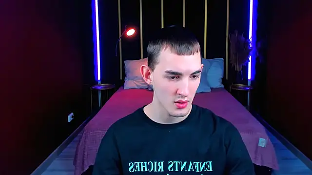 Lucas_Moran Show in webcam