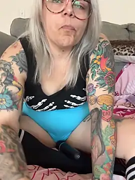 Pokazy przed kamerką – CherryBombBomb
