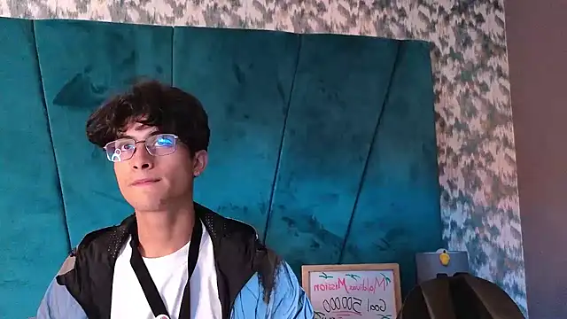 Aaron_Eze Live XXX-Chat