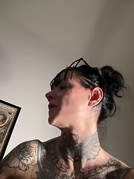 SkinnyLilly 即時 XXX 聊天