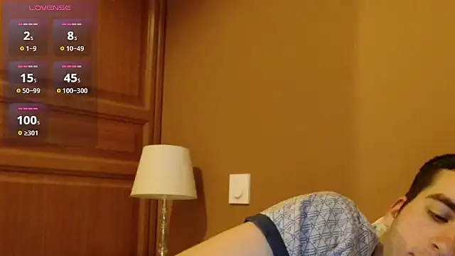 XXX chat uživo modela Tombgy07