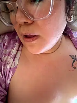 CurlyMilf_Vannexxxa Show in webcam