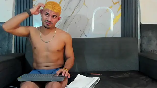 Latins_on_fire Pertunjukan Webcam