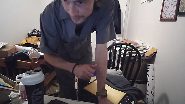 JohnnyMoves Show in webcam
