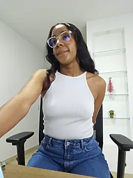 Maya_Lewis élő XXX-chatje