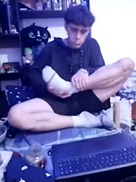 AoA-BoyStudent Show in webcam