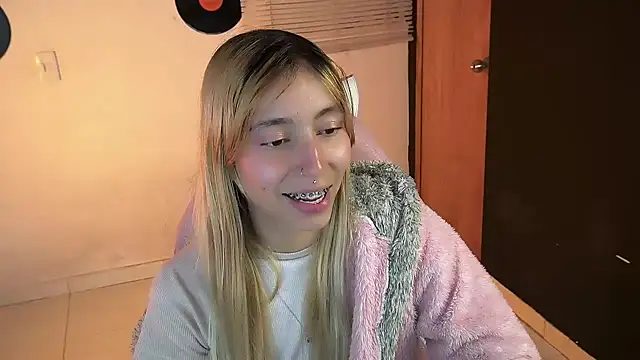 Chat +18 de Saucy_Jenn ao vivo