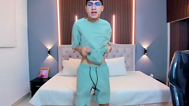 XXX chat uživo modela Tommy18__