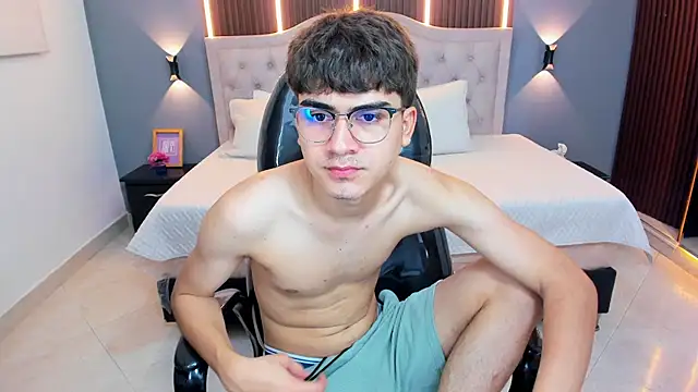 Tommy18__ Chat XXX in diretta