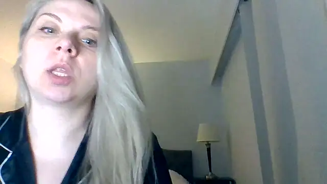 Show modela callme_iva na web-kameri