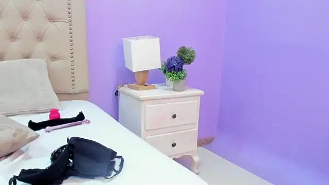 MeganNightt Show in webcam
