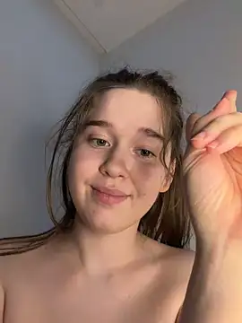 Pokazy przed kamerką – HornyGirlH