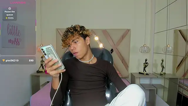 แชท XXX สดของ Anyelo_Twink