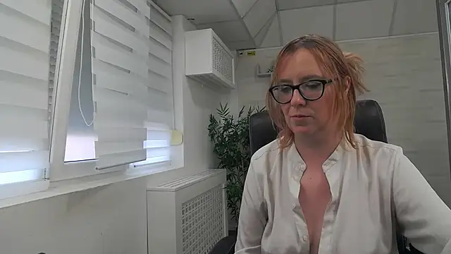 MaddyVelvet's Live XXX Chat