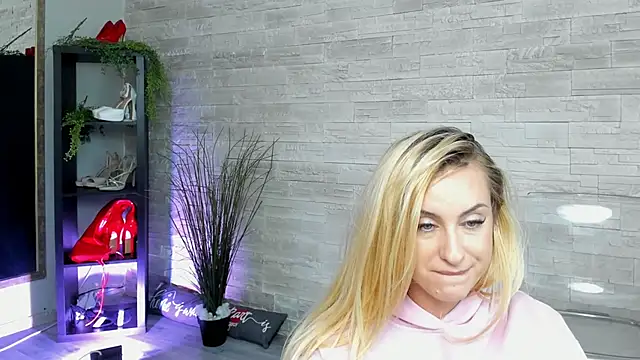 Ivorym00n Chat XXX live
