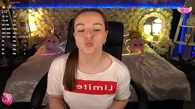 FoxyShy's Live XXX Chat
