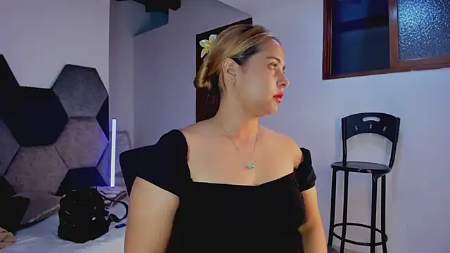 MikaelaStone Adlı Modelin Canlı XXX Sohbeti