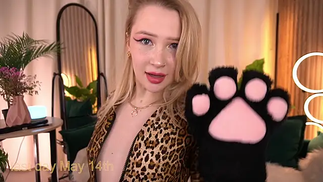 LauraWifeness' Live XXX Chat