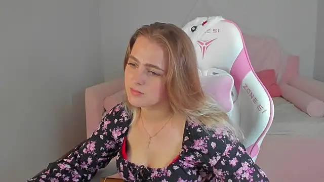 EllaBells' Webcam Show