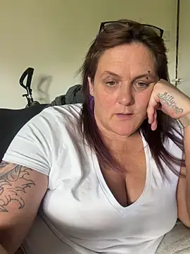 Busty-GilfQuinn's Live XXX Chat
