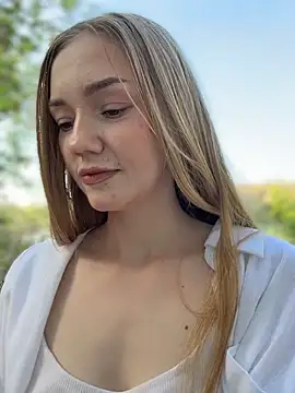 MilaMoone élő XXX-chatje
